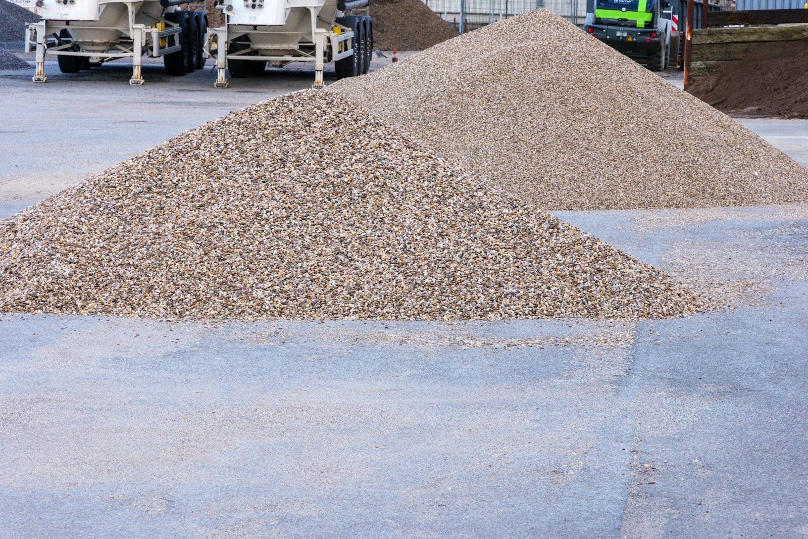 Beton mikserlerinin önünde yığılmış kum ve mıcır karışımı betonluk kum