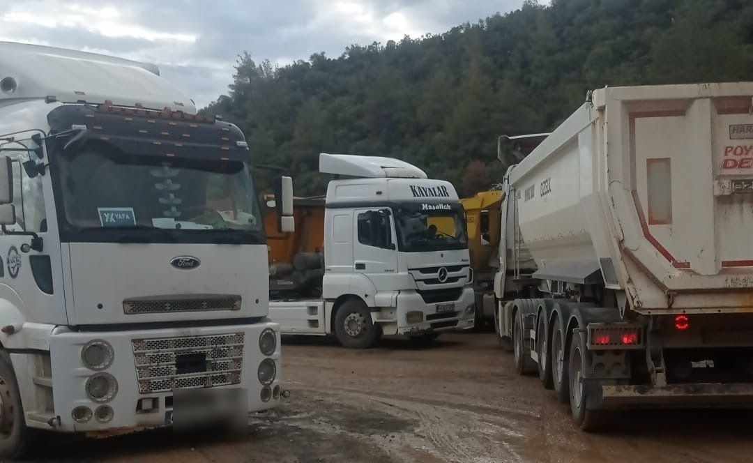 Kayalar Taşımacılık filosu: park alanında yan yana duran damperli çekiciler