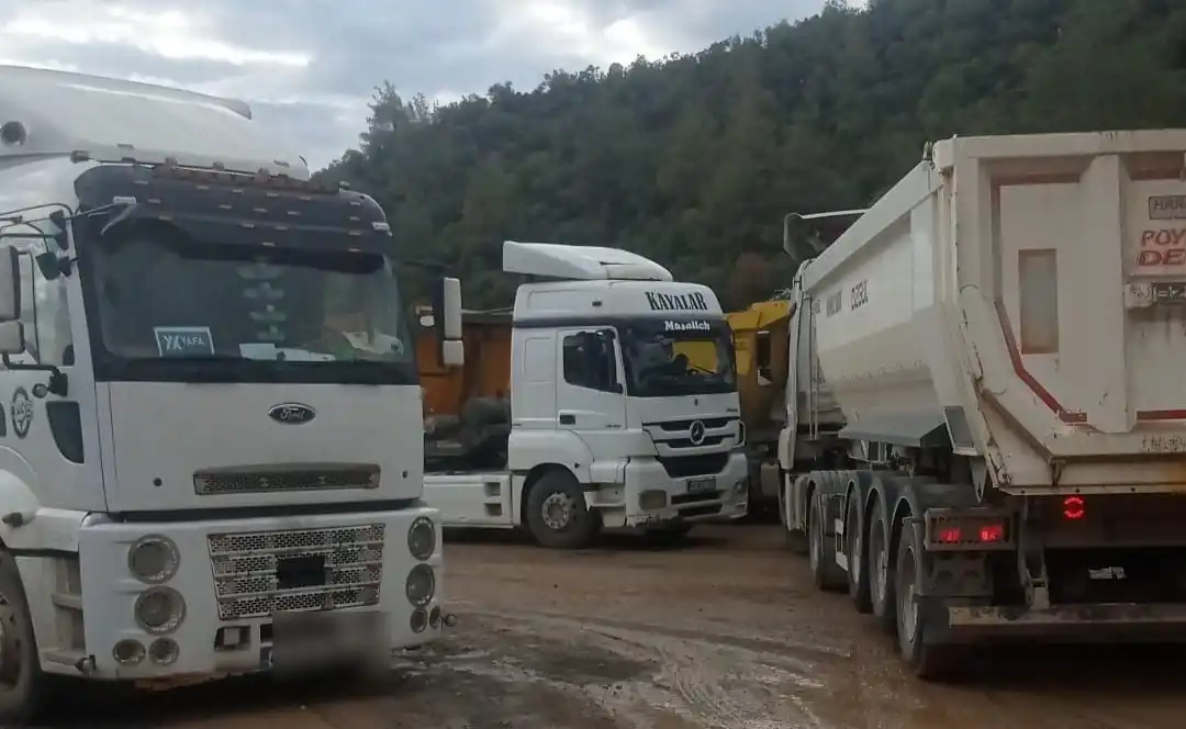 Kayalar Taşımacılık filosu: park alanında yan yana duran damperli çekiciler