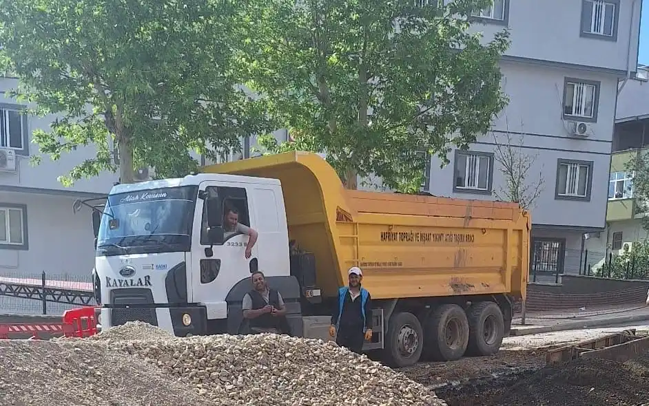 Ön tamponunda KAYALAR yazan, sarı kasalı dört akslı Ford kırkayak